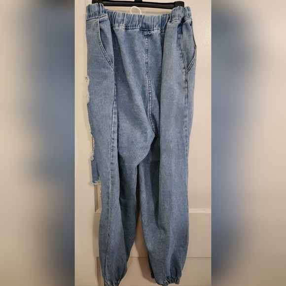 Distressed Jeans - Picture 4 of 4